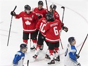 Hokejisté Kanady do 20 let oslavují branku do sít Finska.