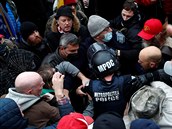 Policie se stetla s podporovateli Donalda Trumpa ped budovou Kapitolu ve...