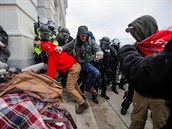 Potyky mezi policií a výtrníky v budov Kapitolu v americkém Washingtonu.