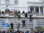 Demonstranti plhají po západní stn washingtonského Kapitolu.