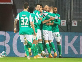 Omer Toprak slav spolu se svmi kolegy branku do st Leverkusenu.