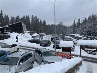 Parkovit Hvzda smrem na Pradd je zaplnn. Policist usmruj dopravu.