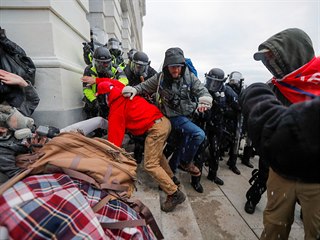 Potyky mezi polici a vtrnky v budov Kapitolu v americkm Washingtonu.