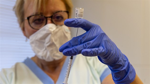 Zdravotní sestra pipravuje 30. prosince 2020 dávku k okování proti koronaviru...