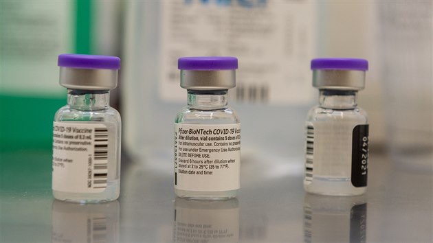 Lahviky s vakcínou proti koronaviru v okovacím centru Masarykovy nemocnice v...