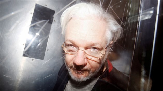 Zakladatel WikiLeaks Julian Assange odchází ze soudu v londýnském Westminsteru...
