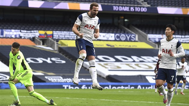 Harry Kane slaví branku do sít Leedsu, gratulovat mu bí Son Hung-min.