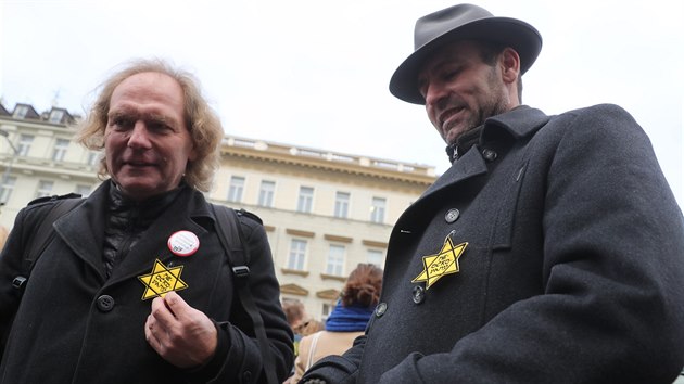 Nkolik protestujících mlo v Davidov esticípé hvzd, kterou nacisté...