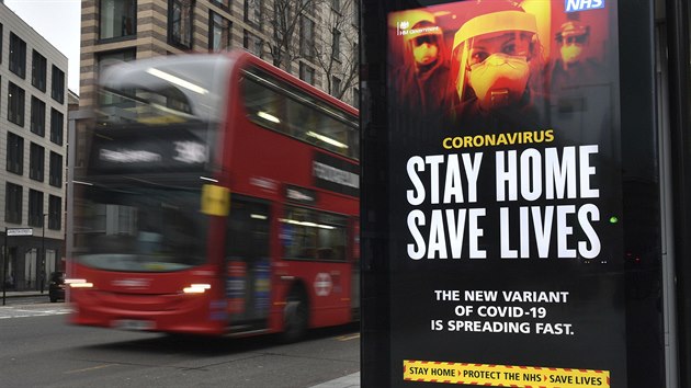 Reklamní banner vyzývá obany Londýna k tomu, aby zstali doma.