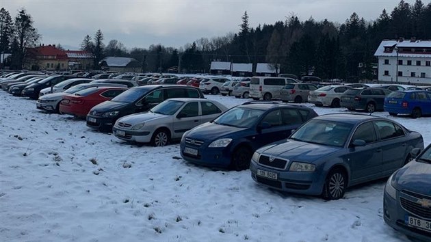 Parkoviště na českých horách jsou znovu plná.