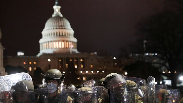 Policisté steí sídlo amerického Kongresu.