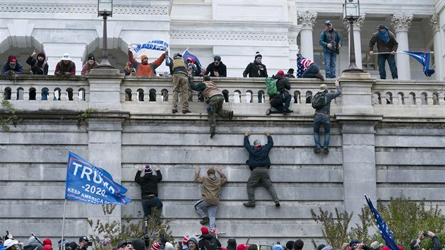 Demonstranti plhají po západní stn washingtonského Kapitolu.