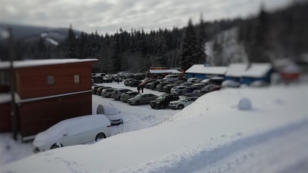Parkovac� kapacity ve �pindlerov� Ml�n� a v Jansk�ch L�zn�ch jsou dle policie okolo sobotn�ch 13:00 ji� zapln�ny. Parkovi�t� v dal��ch st�edisc�ch se tak� postupn� pln�.