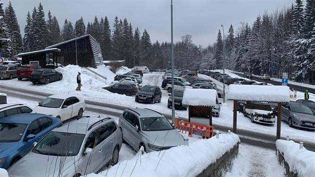 Parkovi�t� Hv�zda sm�rem na Prad�d le��c� v poho�� Hrub� Jesen�k je dle policie takt� zapln�n�. Policist� zde usm�r�uj� dopravu.