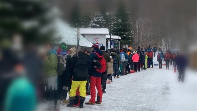 Situace na Prad�du. Lid� o v�kendu vyrazili do zasn�en� p��rody.