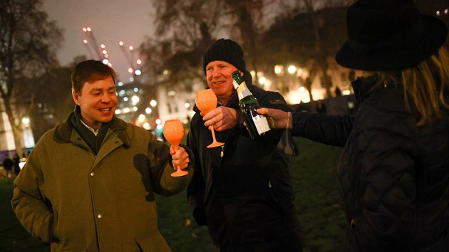 Lidé oslavují v Londýn� definitivní odchod Británie z EU.