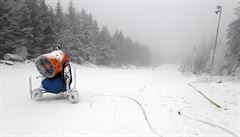 Sněžné dělo na sjezdovce Čeřínek.
