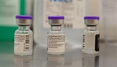 Lahvičky s vakcínou proti koronaviru v očkovacím centru Masarykovy nemocnice v... | na serveru Lidovky.cz | aktuální zprávy