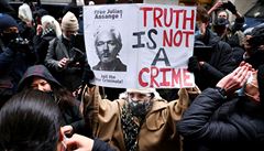 Protestující oslavují verdikt o nevydání Assange do USA p�ed nejvy��ím trestním...