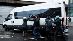 Zakladatel WikiLeaks Julian Assange v aut� v�ze�ské slu�by p�ijí�dí na sly�ení...