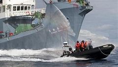 Aktivisté z oragnizace Sea Shepherd Conservation obkličují jednu z japonských...