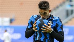 Lautaro Martinez slaví hattrick do sít� Crotone.