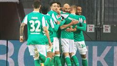 Omer Toprak slaví spolu se svými kolegy branku do sít� Leverkusenu.