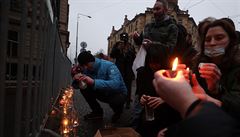 V Praze na protest za hospody vznikl svteln etz. Destky lid demonstrovaly i ped domem Babie