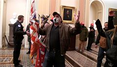 Nkterým demonstrantm se podailo dostat a do budovy Kapitolu.