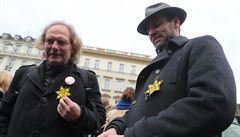 Několik protestujících mělo v Davidově šesticípé hvězdě, kterou nacisté...