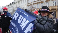 OBRAZEM: Desítky lidí se sešly k protestnímu pochodu Prahou. Byli mezi nimi příznivci Trumpa i odpůrci roušek