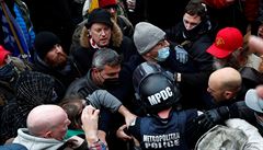 Policie se st�etla s podporovateli Donalda Trumpa p�ed budovou Kapitolu ve...