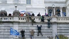 Demonstranti šplhají po západní stěně washingtonského Kapitolu. | na serveru Lidovky.cz | aktuální zprávy