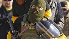 Ozbrojený podporovatel Donalda Trumpa p�ed budovou Kongresu.