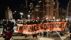 Demonstranti nespokojení s obsazením Kapitolu se shromá�dili p�ed Trumpovou...