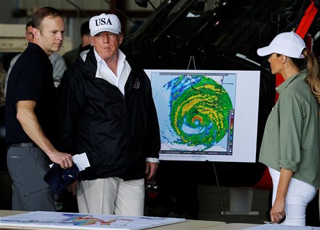 Americký prezident dostává informace o obtíích zpsobené hurikánem Irma.