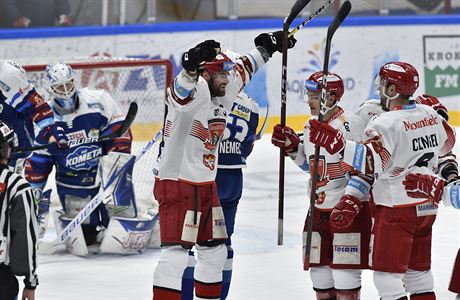 Hradec zvítězil nad Kometou a přerušil její bodovou sérii, Třinec v souboji o čelo tabulky udolal Spartu