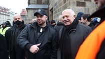 Ani Václav Klaus si na demonstraci nevzal roušku.