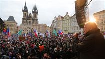 Václav Klaus promlouvá k davu demonstrantů.