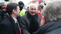 Bývalý prezident Václav Klaus se na demonstraci setkal se svými příznivci.