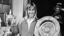 Šťastná Martina Navrátilová s trofejí vítězky Wimbledonu. V roce 1983, kdy...