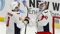 Brankáš Vaněček oslavuje svou vítěznou premiéru na ledě NHL se spoluhráčem...
