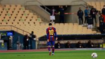 Lionel Messi odchází po vyloučení ze hřiště.