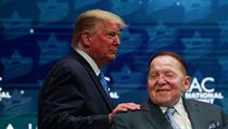 Sheldon Adelson s Donaldem Trumpem na summitu na Florid.