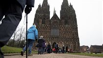Vakcnu mohou senioi nad 80 let dostat v katedrlch v Salisbury na jihu...