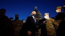 Americký viceprezident Mike Pence s příslušníky Národní gardy u budovy Kapitolu.