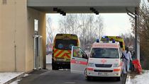 Sanitky u příjmu chebské nemocnice Foto: MAFRA - Martin Stolař