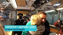 Pr minut po pistn v Moskv si pro Navalnho pila rusk policie.