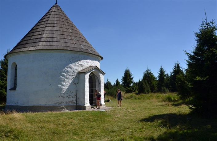 Fotogalerie: Běloskvoucí rotunda Kunštátské kaple na hřebeni Orlických hor.