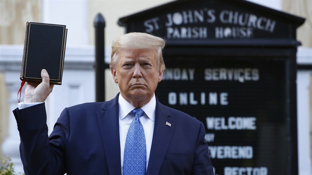 Prezident Donald Trump u kostela poblí Bílého domu.